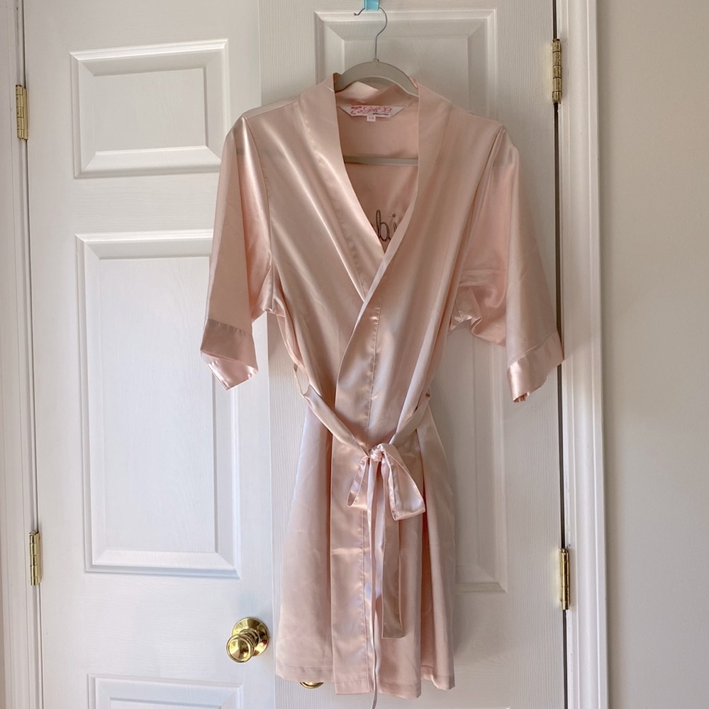 Satin bridesmaids rode